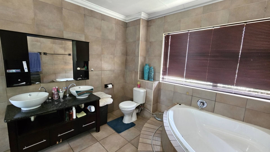 6 Bedroom Property for Sale in Magalies Golf Estate North West